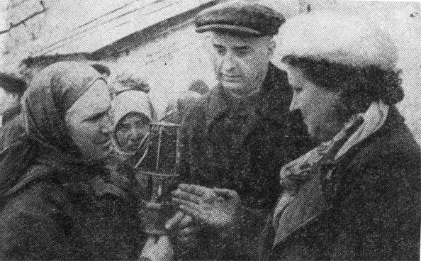 А. Борисовская и П. Тарахно с шахтерами