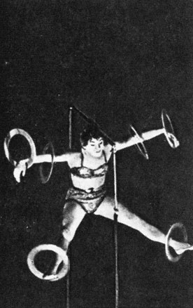 Воздушная гимнастка Аурелия Аугустино