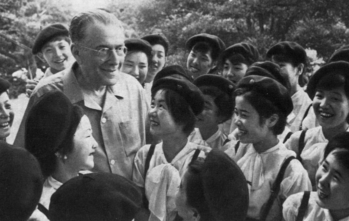 Э. Т. Кио с японскими школьниками