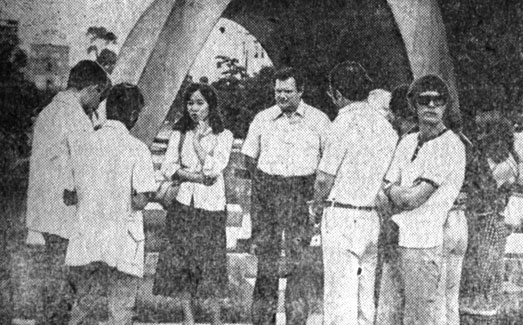 У памятника жертвам атомной бомбардировки в г. Хиросиме. Я даю интервью журналистам телекомпании.  Япония, 1978 год